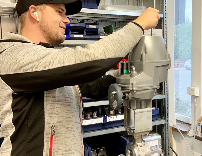 ventilservice_ramenvalves En av Ramén Valves servicetekniker monterar ett manöverdon